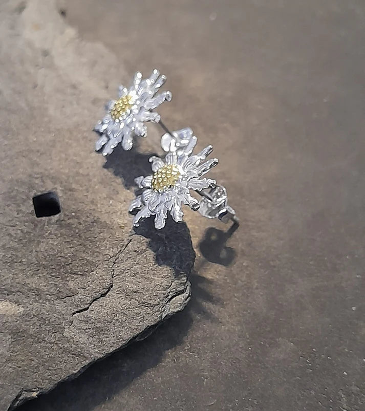 Blue Lily 13mm Daisy Flower Stud Earrings - SS672B