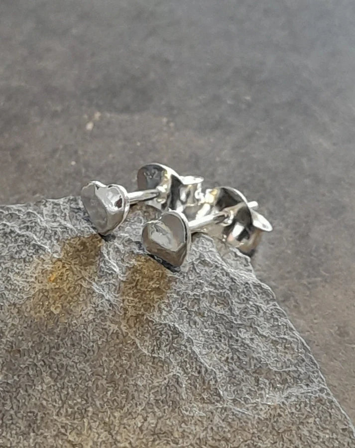 Blue Lily 4mm Hammered Heart Stud Earrings - SS685B