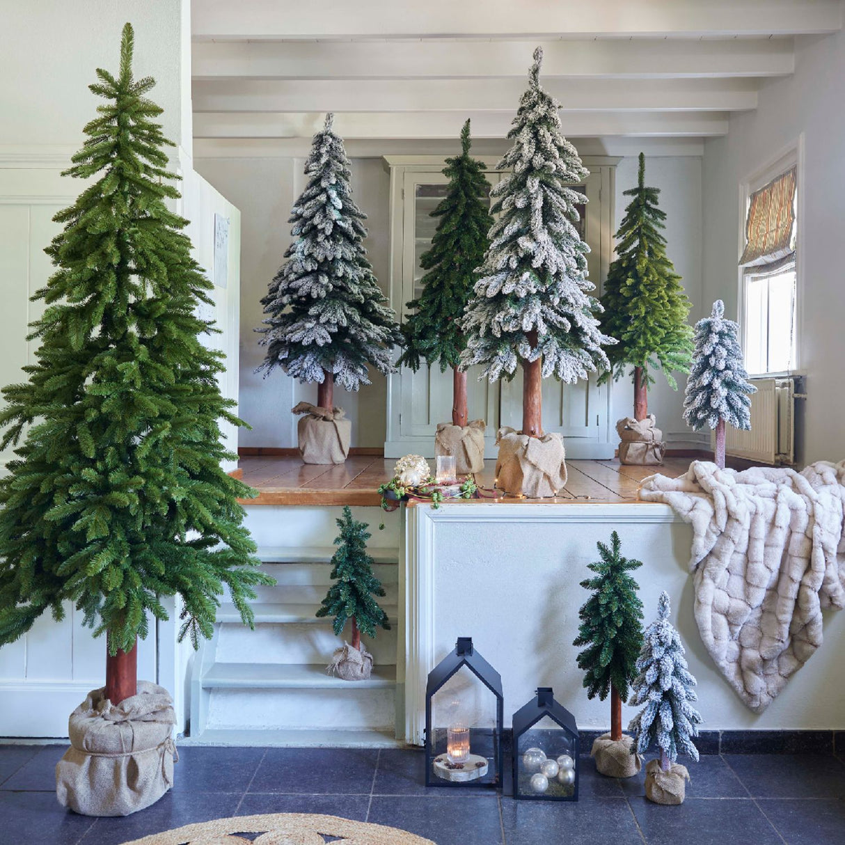 Everlands 80cm Tora Pine Snow Artificial Christmas Tree - 683983