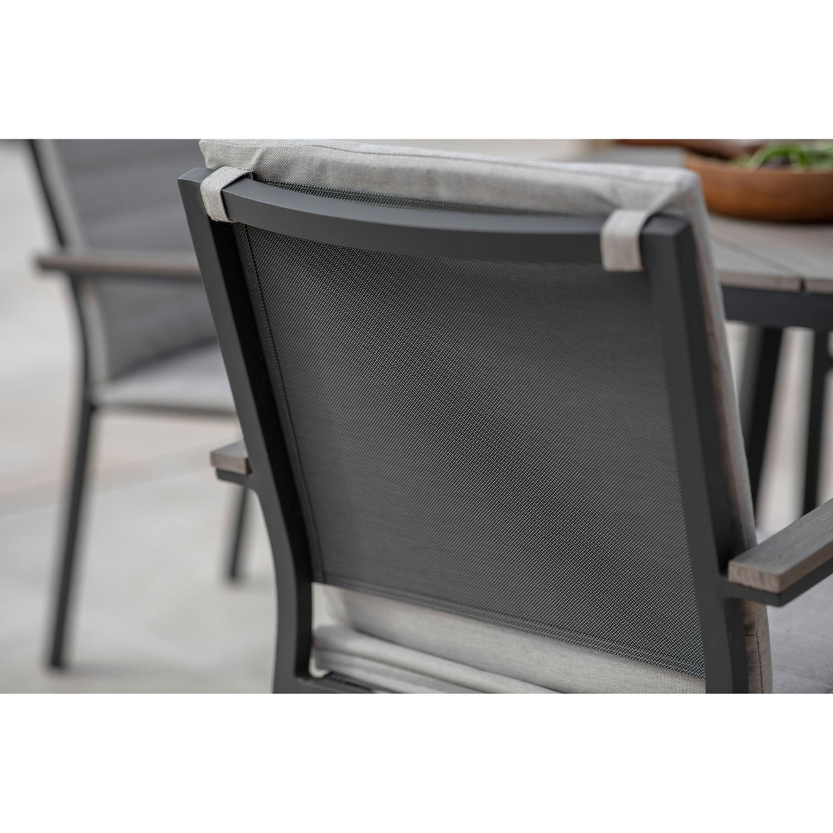 Bramblecrest 110cm Fawn Zurich 4 Seat Round Dining Set with Parasol & Base - X25ZR01