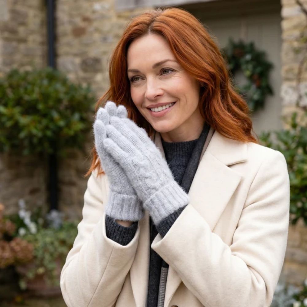 Black Ginger Super Fluffy Cable Knit Gloves - Light Grey