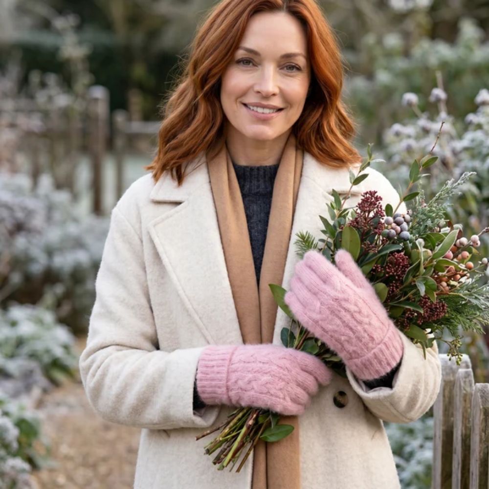 Black Ginger Super Fluffy Cable Knit Gloves - Pale Pink