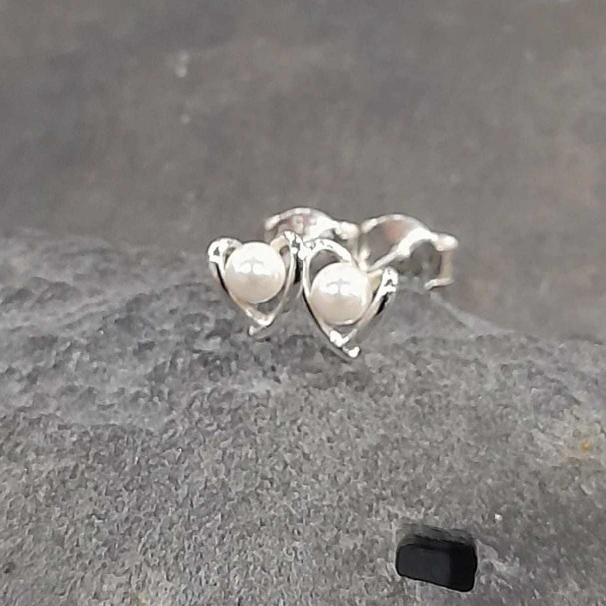 Blue Lily 5mm Silver Wire Heart With Pearl Stud Earrings - SS705B - Old Railway Line Garden Centre