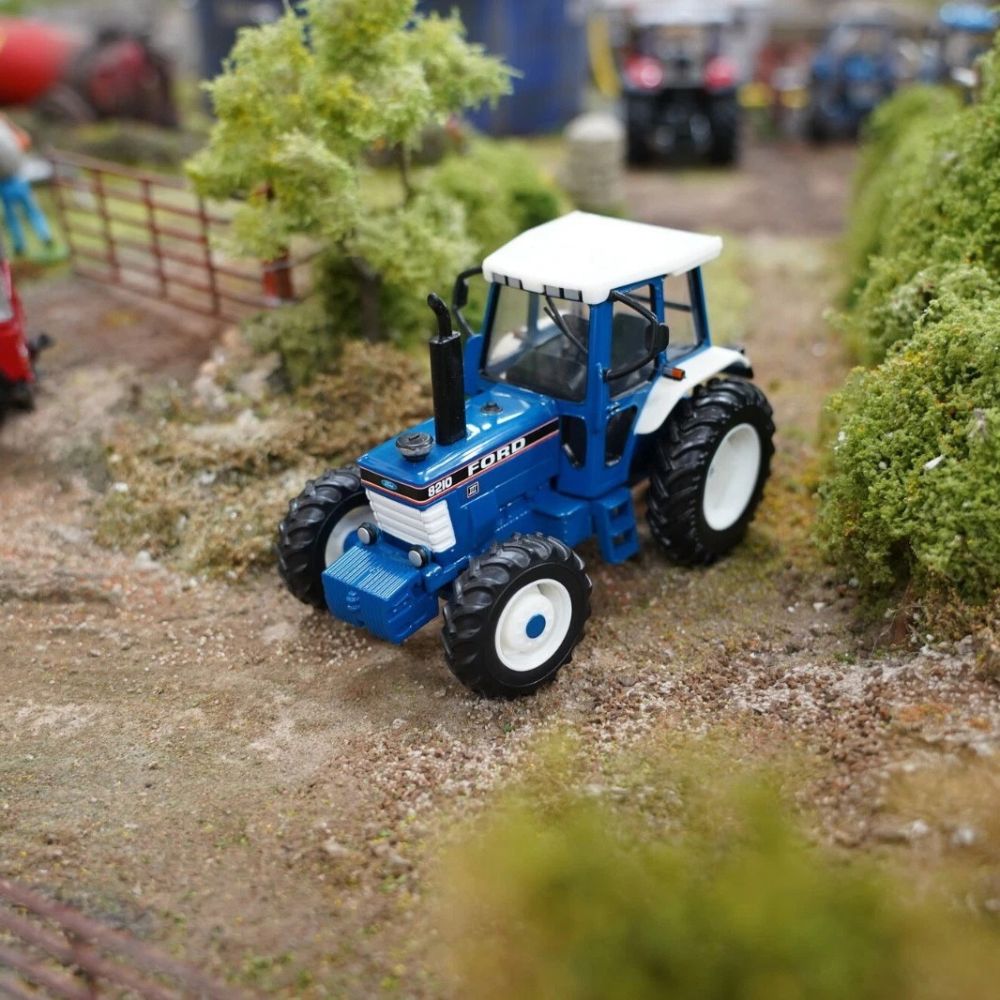 Kays 1:32 Scale Britains 43418 Ford 8210 Tractor