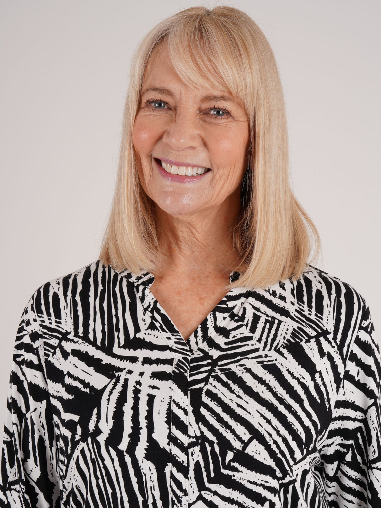 TIGI 22/24 Charcoal Mono Zebra Notch Top - T25 - 31D - Old Railway Line Garden Centre