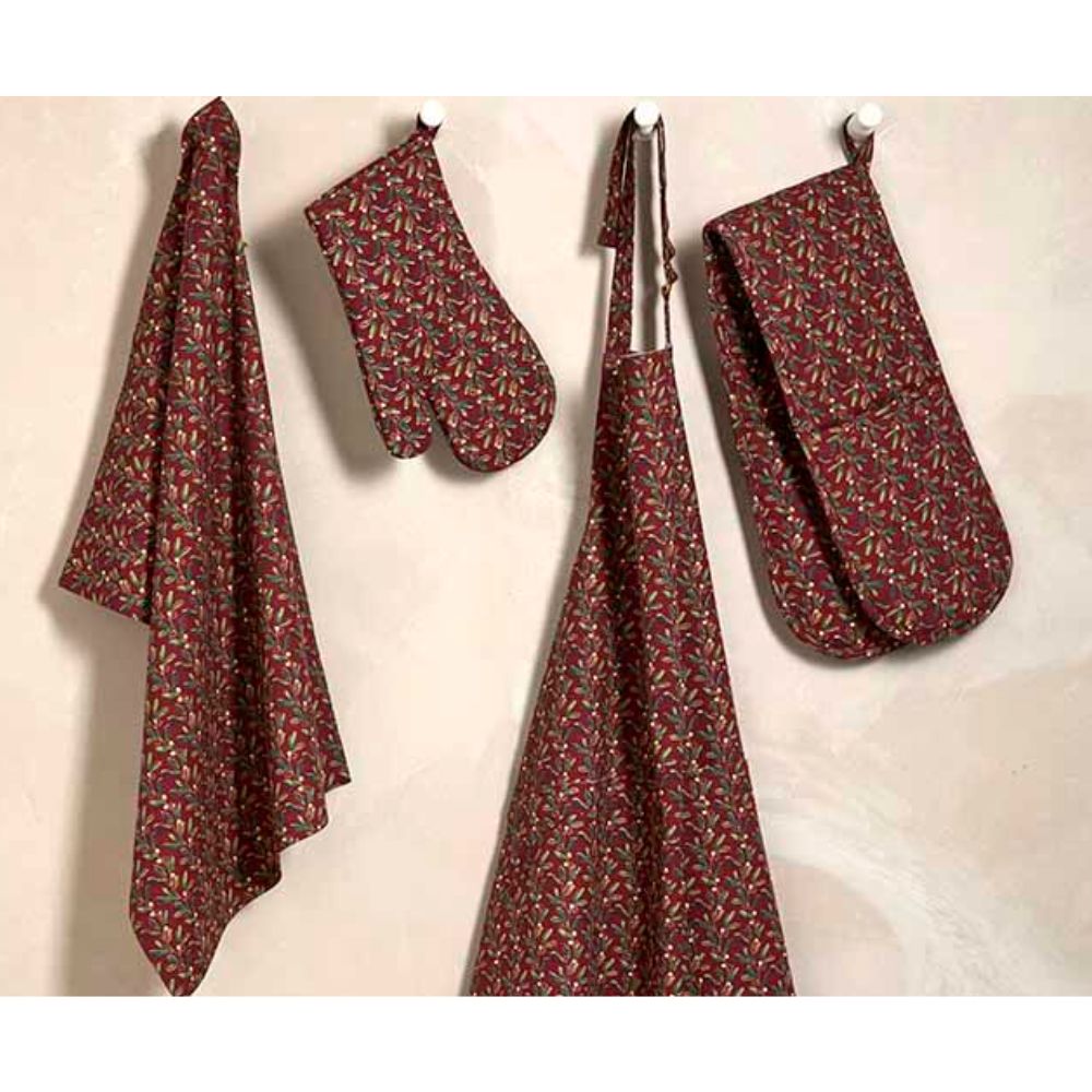 Walton & Co 94cm Under The Mistletoe Oven Glove