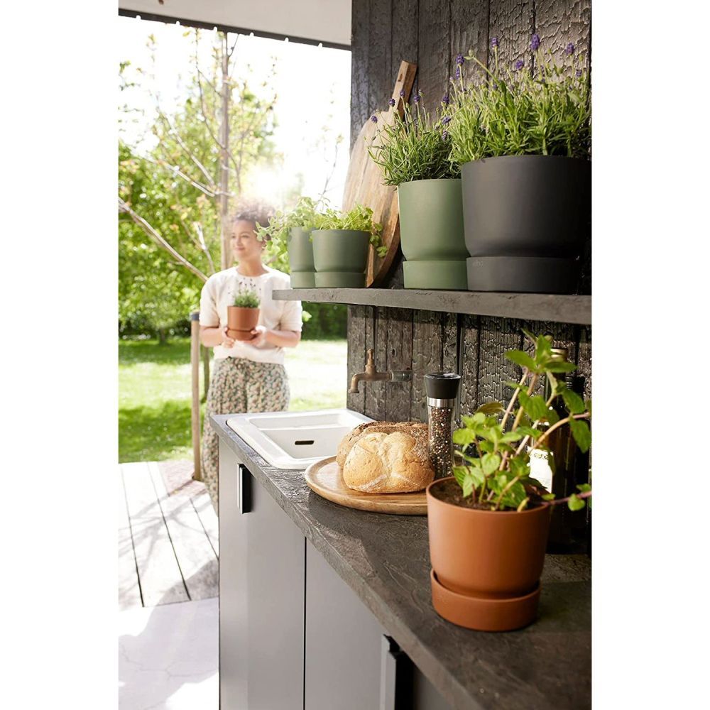 Elho 14cm Living Black Greenville Round Planter - Old Railway Line Garden Centre