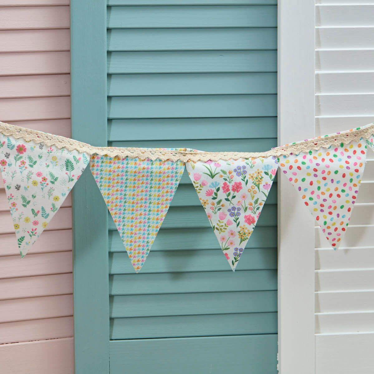 Richard Langs 14 Flag Ditsy Floral Bunting - 4BP711