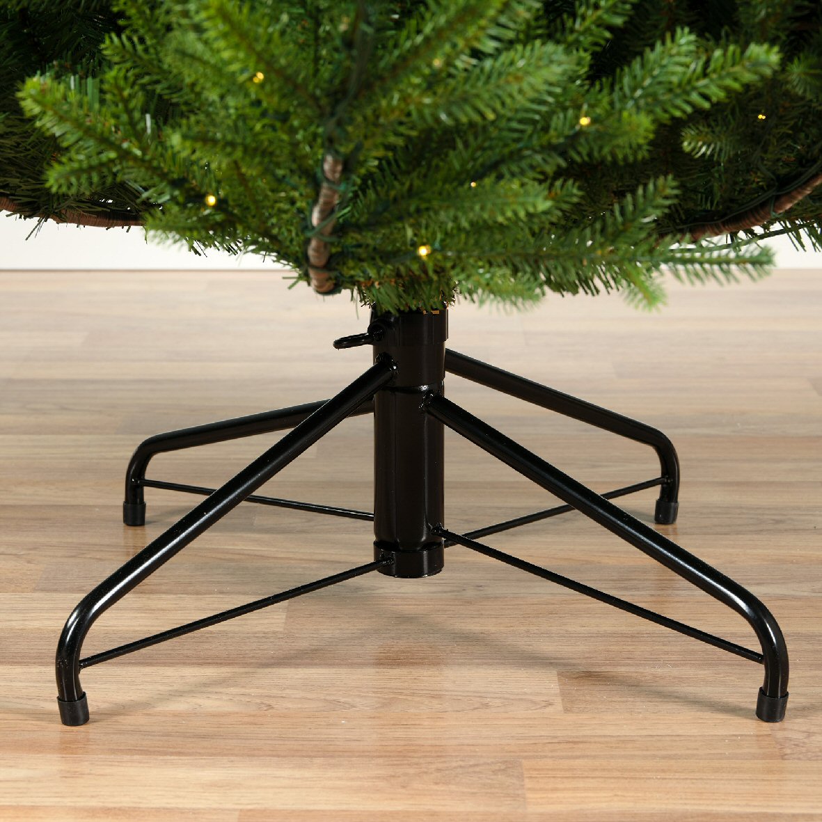 Everlands 2.1m (7ft) Norway Spruce Pre-Lit Artificial Christmas Tree