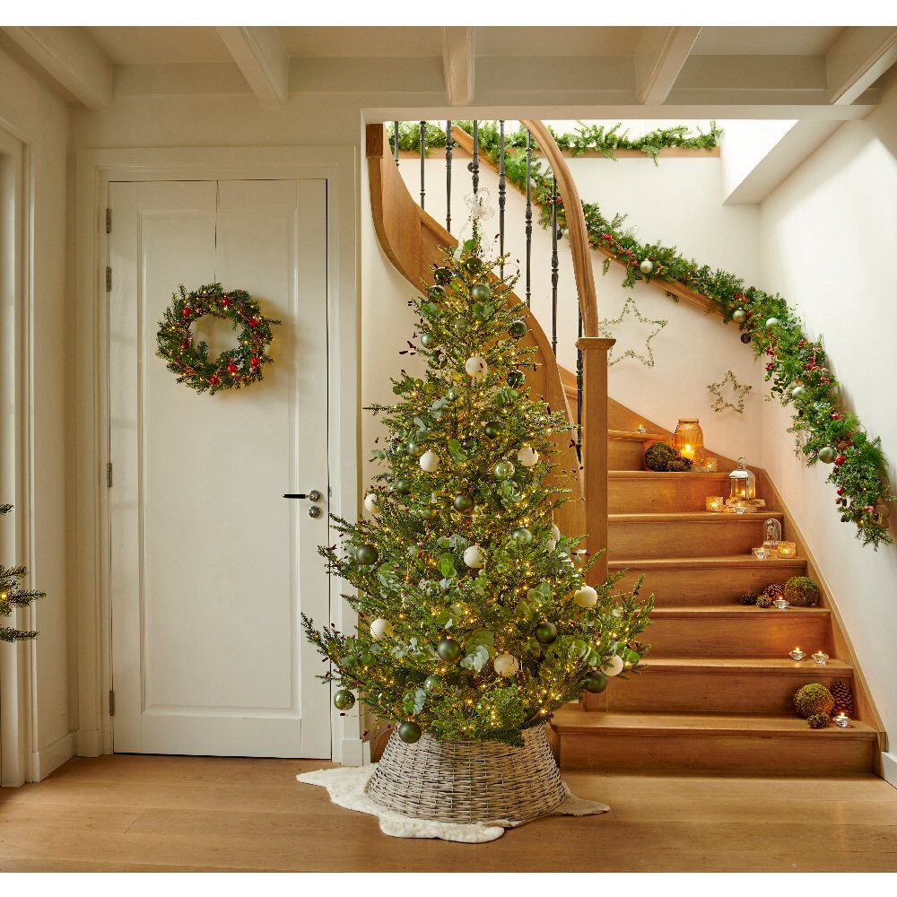 Everlands 2.1m (7ft) Norway Spruce Pre-Lit Artificial Christmas Tree