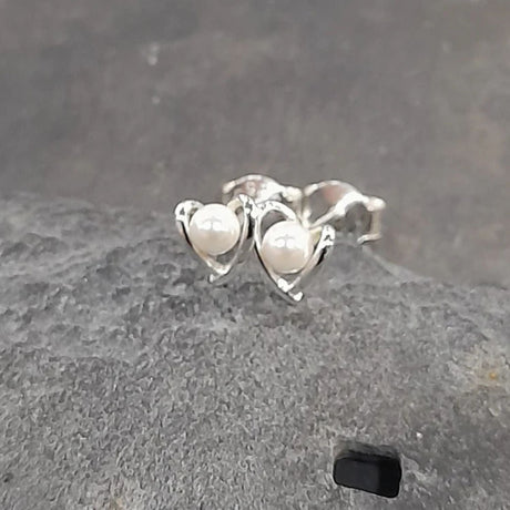Blue Lily 5mm Silver Wire Heart With Pearl Stud Earrings - SS705B - Old Railway Line Garden Centre