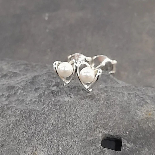 Blue Lily 5mm Silver Wire Heart With Pearl Stud Earrings - SS705B - Old Railway Line Garden Centre