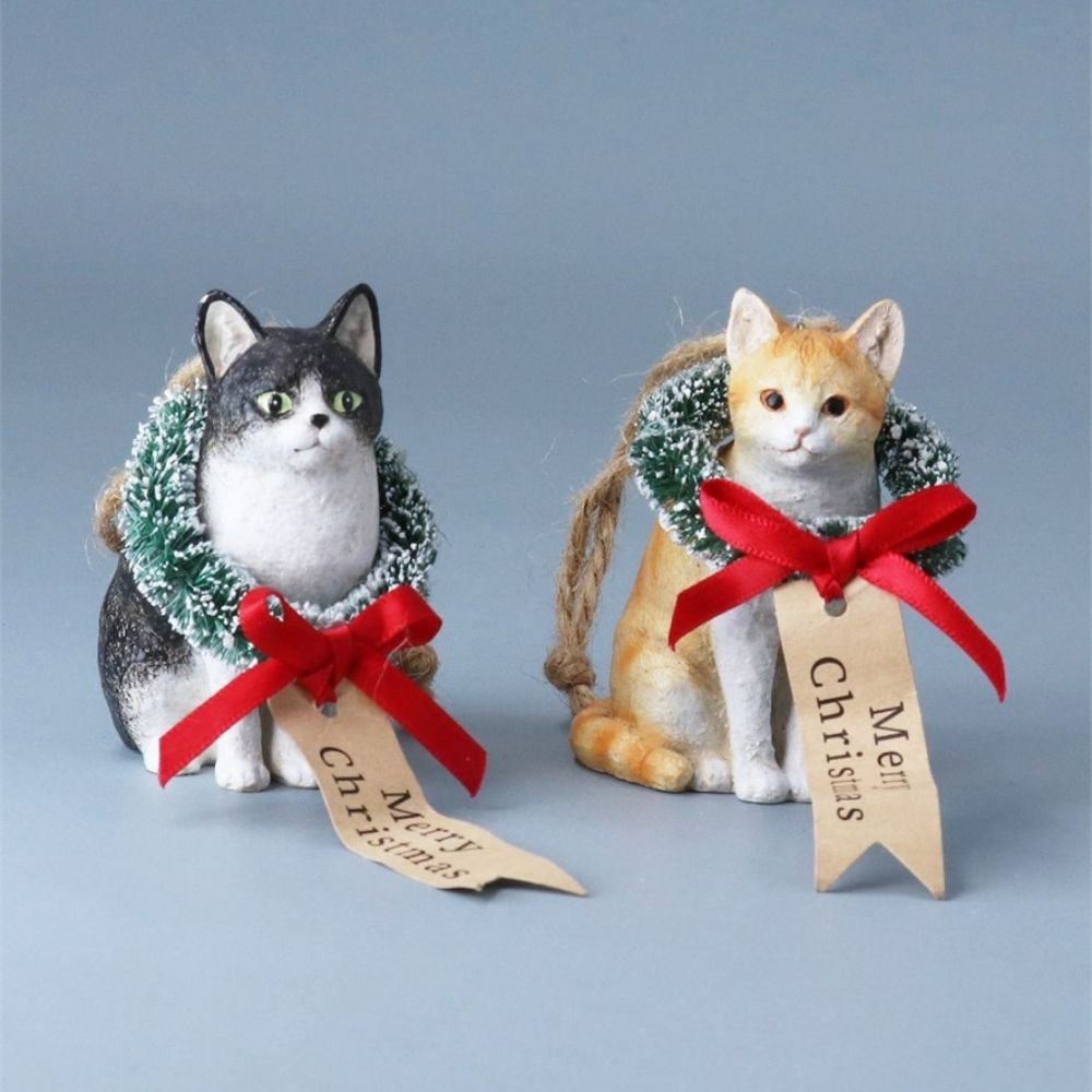 Gisela Graham 9cm Resin Cats with Wreaths Hanging Decoration - (Choice of 2)