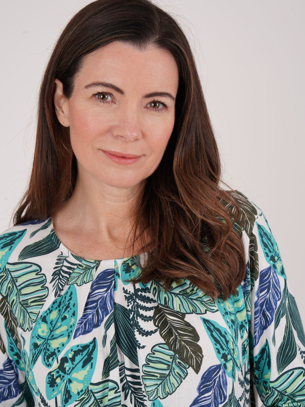 TIGI 14/16 Green Tropical Leaf Ruched Neckline Top - T25 - 37C - Old Railway Line Garden Centre