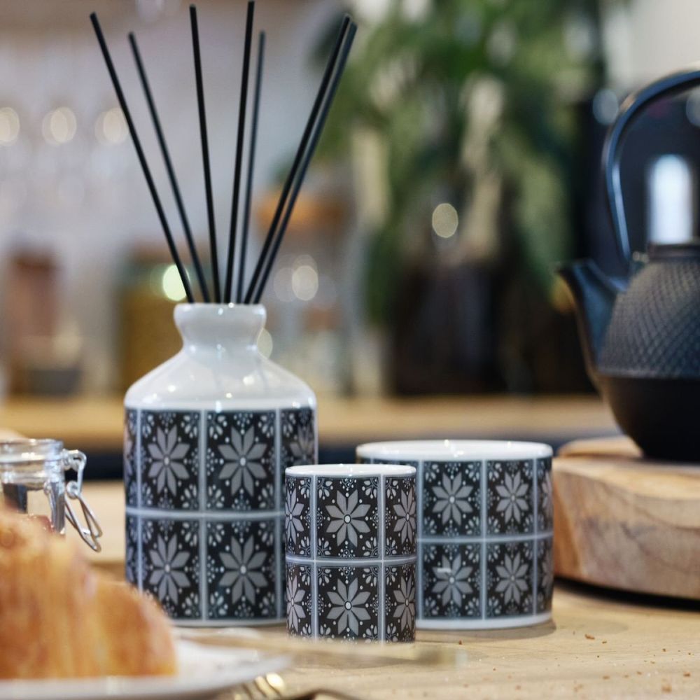 Wax Lyrical Silver Needle Tea Fragranced Medium Candle - Old Railway Line Garden Centre